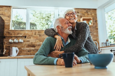 Couple heureux hypothèque inversée